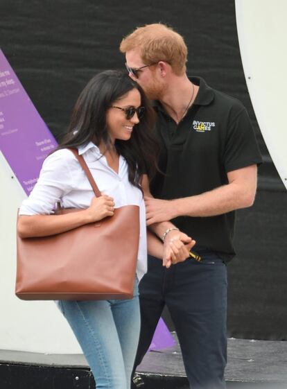 Príncipe Harry beija sua namorada, a atriz norte-americana Meghan Markle. Juntos oficialmente há um ano (ou dois, segundo especula a imprensa internacional), o casal nunca havia se deixado fotografar tão explicitamente.