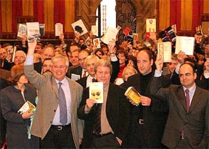 Los firmantes del Consejo Promotor del Año del Libro y la Lectura, mostrando sus libros preferidos.