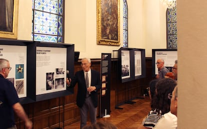 El comisario, Arturo Colorado, presenta al público la exposición de la UB sobre las piezas dispersadas por el franquismo, este martes.