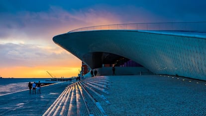 El último premio Pritzker de Arquitectura, el japonés Arata Isozaki, cuenta con un palmarés de un centenar de obras diseminadas por Asia, América y Europa. Entre las construcciones más destacadas y personales suelen citarse la Biblioteca de Oita (Japón), el Museo de Arte Contemporáneo de Los Ángeles (California) o el Palau Sant Jordi de Barcelona. Este último está caracterizado por su singular y gran cubierta, fabricada íntegramente de cerámica española.