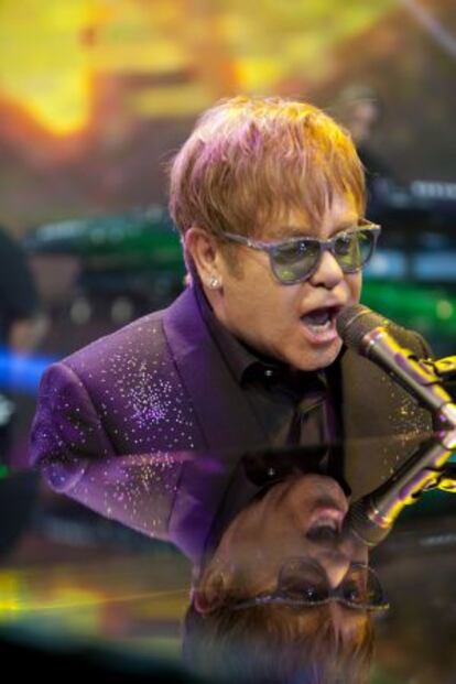 Elton John durante una presentación en vivo.