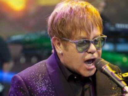 Elton John durante una presentación en vivo.