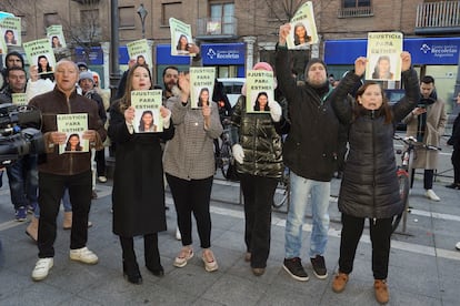 Familiares y amigos de Esther López protestan este viernes a las puertas de los juzgados de Valladolid, donde esta mañana ha declarado el único investigado por la muerte de la joven en enero de 2022, en la localidad de Traspinedo (Valladolid), en la que la víctima residía.