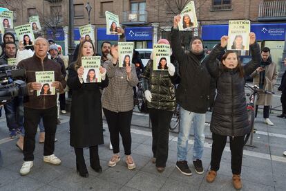 Familiares y amigos de Esther López protestan este viernes a las puertas de los juzgados de Valladolid, donde esta mañana ha declarado el único investigado por la muerte de la joven en enero de 2022, en la localidad de Traspinedo (Valladolid), en la que la víctima residía.