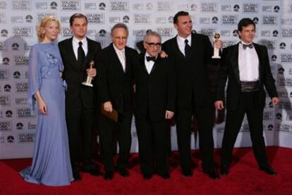 Cate Blanchett, Leonardo DiCaprio, el productor Michael Mann, el director Martin Scorsese, el productor Graham King y el actor Adam Scott posan con el premio a la mejor película del año por <i>El aviador.</i>