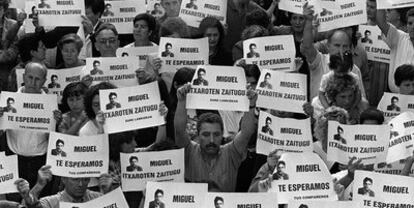 Miles de vecinos de Miguel Ángel Blanco se manifiestan en una plaza en   Ermua, Vizcaya.