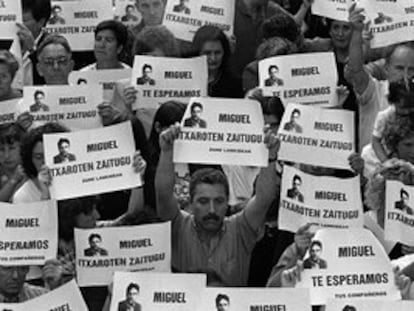 Manifestación en julio de 1997 en Ermua (Bizkaia) tras el secuestro de Miguel Ángel Blanco para reclamar su liberación.