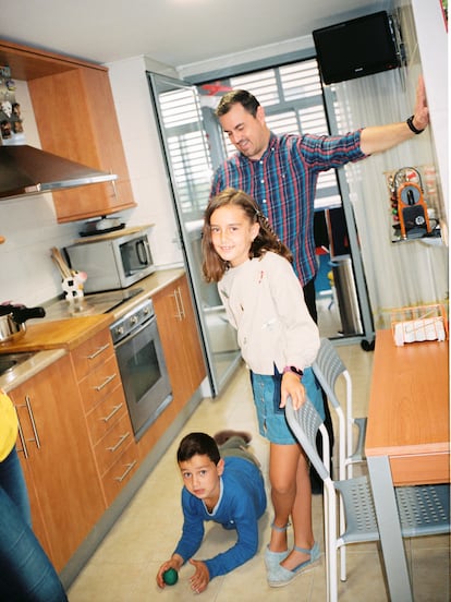 Sergio Pinto y sus dos hijos, en la cocina de su piso en el Ensanche de Vallecas. No descarta mudarse cuando los niños crezcan: “Y esta vez no buscaríamos un PAU, sino un barrio más tradicional”.