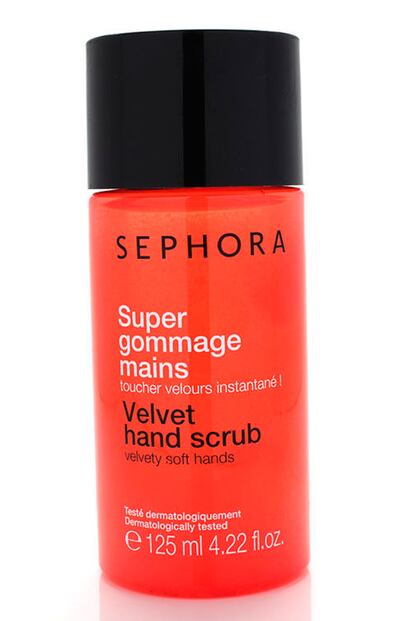 Las manos también se merecen un buen peeling semanal para eliminar las células muertas y suavizar la superficie. El Super Gommage Mains de Sephora es perfecto porque, si bien tiene gránulos que exfolian, su base es de aceite por lo que deja la piel muy suave y nutrida. Cuesta 10,50 euros.