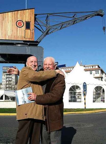 Dos antiguos trabajadores del muelle posan junto a La Seis en la inauguración del monumento.