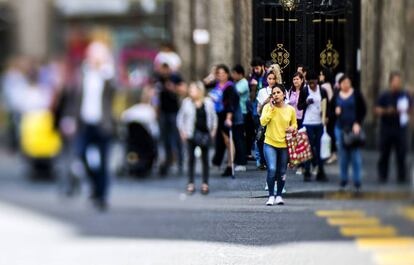 Una mujer camina por la Gran Vía de Madrid.