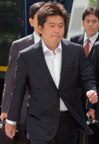 Horie, a la entrada del Tribunal de Distrito de Tokio en su primera aparición pública desde que fuese puesto en libertad bajo fianza en abril.