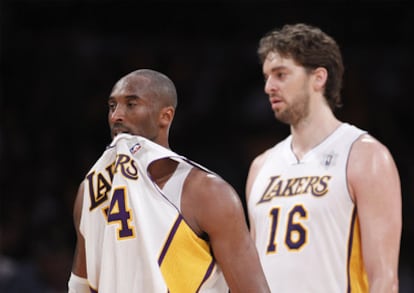 Kobe Bryant y Pau Gasol durante el encuentro.