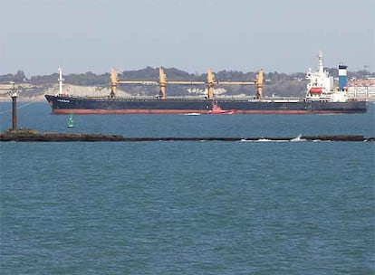 El buque <b><i>Ocean Globe</b></i> encallado ante el Faro de las Puercas (Cádiz).