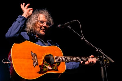 El vocalista y compositor de Wilco, "Jeff" Tweedy, durante el concierto de la banda este jueves en Barcelona, en el festival Alma.