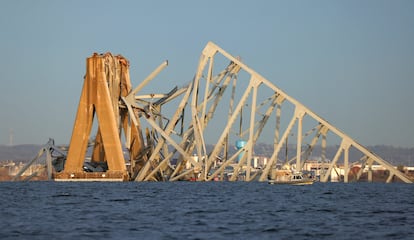 Vista de uno de los pilares del puente Francis Scott Key Bridge tras el choque del carguero, este martes en Baltimore. 