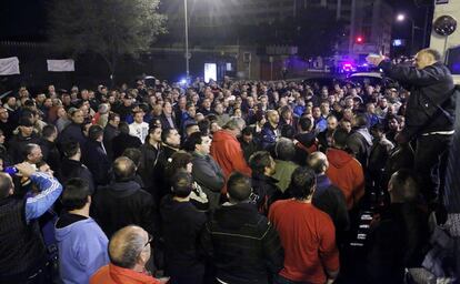 Trabajadores de empresas de limpieza concentrados frente a las instalaciones de la compañía en Vallecas, la noche del miércoles, tras el segundo día de Huelga del sector.