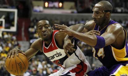 Booker defiende el balón ante Kobe.