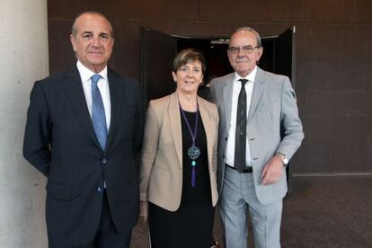 La consejera Tapia, flanqueada por el presidente de Confebask, Miguel Ángel Lujua, y el de Adegi, Peio Guibelalde, en la presentación de unas jornadas en Bilbao.