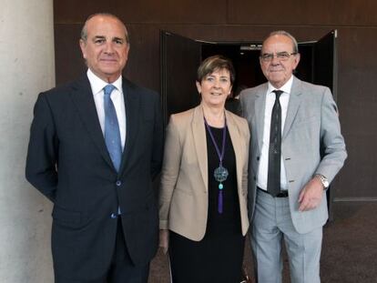 La consejera Tapia, flanqueada por el presidente de Confebask, Miguel Ángel Lujua, y el de Adegi, Peio Guibelalde, en la presentación de unas jornadas en Bilbao.