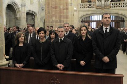 Los Príncipes de Asturias, acompañados por el 'lehendakari' Urkullu, su mujer, y la vicepresidenta del Gobierno, Sánez de Santamaría, en la catedral de Santiago, donde el obispo de Bilbao, Mario Iceta, ha oficiado el funeral por Azkuna.