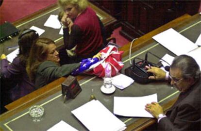 Alicia Castro deposita la bandera de Estados Unidos sobre la mesa del presidente del Congreso argentino, Eduardo Camaño.