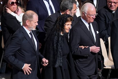Los reyes Carlos Gustavo y Silvia de Suecia, junto al primer ministro sueco, Ulf Kristersson, han representado al país nórdico, de mayoría protestante. Días antes de esta cita, la reina Silvia preocupó a los medios después de acudir al funeral del príncipe Andrés —jefe de la casa Sajonia-Coburgo-Gotha— apoyada en una muleta y sujeta todo el rato del brazo de su marido. Y así ha llegado también hoy a la ceremonia en la plaza de San Pedro. "En el poder de su carisma natural, su profunda humildad y su interminable defensa del valor humano, el papa fue un líder significativo", escribieron los soberanos en el mensaje enviado tras el fallecimiento, a la vez que recordaron sus encuentros en los últimos años.
