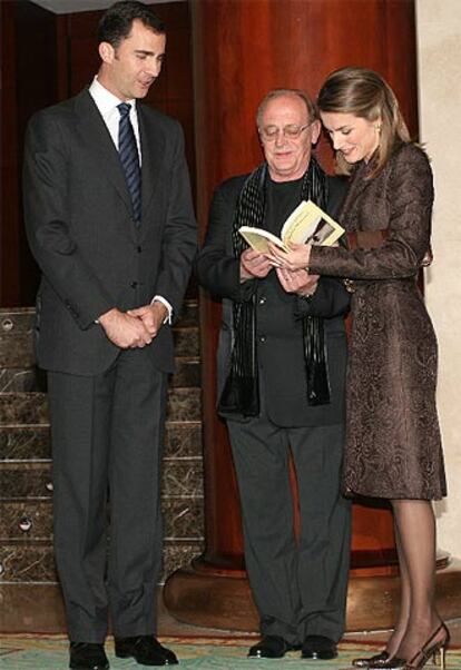 Tabucchi tras recibir el premio, junto al Príncipe y doña Letizia.