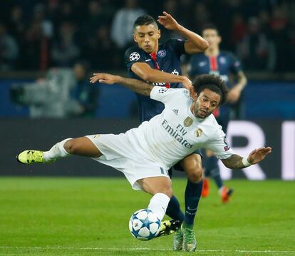 El brasileño Marquinhos disputa un balón a su compatriota Marcelo.