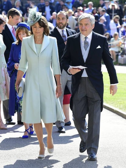 Carole Middleton e Michael Middleton, pais da duquesa de Cambridge, Kate Middleton, chegam ao castelo de Windsor.