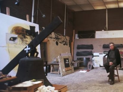 Tàpies al seu taller de Barcelona el 2002, fotografiat per Ramon Manent.