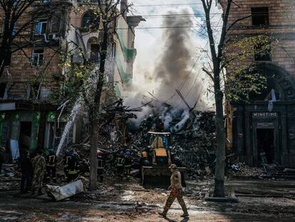 Edificio bombardeado por el ataque ruso sobre Zaporiyia (Ucrania). 