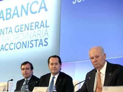 Los presidentes de Banesco, Juan Carlos Escotet (c), Abanca, Javier Etxeberr&iacute;a (d) y el consejero delegado, Pedro Botas.