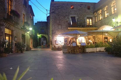 <b>Peratallada</b> se sitúa en la encrucijada entre el macizo de las Gavarres y las tierras de la llanura ampurdanesa, a la izquierda de la riera Grossa. El pueblo, declarado conjunto històrico-artístico y Bien Cultural de Interés Nacional (BCIN), es uno de los núcleos de arquitectura medieval más importantes de Cataluña. Con una destacable belleza, conserva su antiguo aspecto feudal, con calles estrechas y sinuosas. Destaca el castillo fortificado con su torre del Homenaje y el palacio, las murallas y la iglesia románica de Sant Esteve. La población, asentada sobre roca de gres, está rodeada por un gran foso excavado en la roca. Además de sus atractivos históricos, es reconocida por su oferta gastronómica y artesanal.