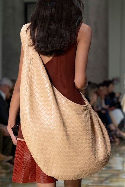 Las bandoleras gigantescas de Bottega Veneta para la próxima primavera-verano.