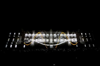 Celebración del Día de la Hispanidad con un espectáculo de luz y sonido en la fachada del Palacio Real.