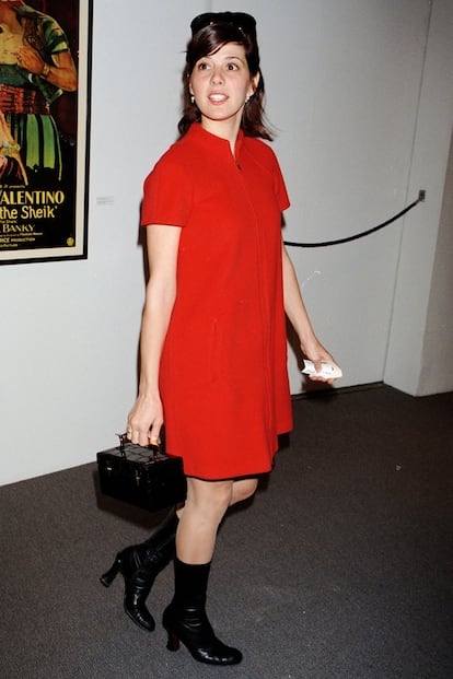 Con bolso caja y vestido rojo en 1997, Tomei fue una visionaria a lo que estaba por llegar.