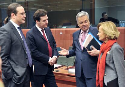 De izquierda a derecha, los ministros de finanzas de Suecia, Anders Borg, Reino Unido, George Osborne, Bélgica, Didier Reynders, y España, Elena Salgado, antes de una reunión especial del Eurogrupo el pasado 28 de noviembre en Bruselas.