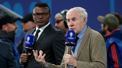 Luis Fernández, comentando el Francia-Portugal de cuartos de final de la Eurocopa junto al también exjugador francés Marcel Desailly.