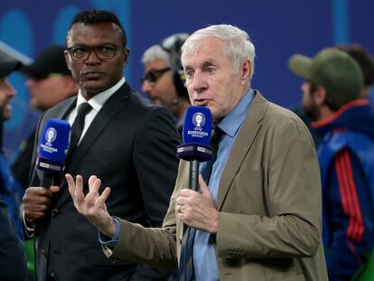 Luis Fernández, comentando el Francia-Portugal de cuartos de final de la Eurocopa junto al también exjugador francés Marcel Desailly.