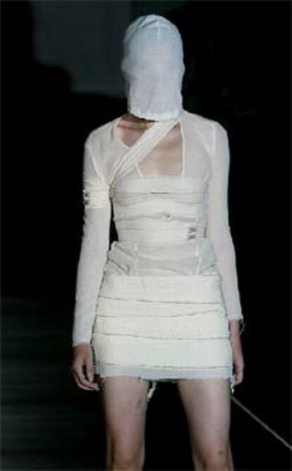 Imagen de una modelo, con la cabeza encapuchada, durante el desfile del debutante David Delfín que provocó un gran escándalo en la Pasarela Cibeles. PLANO MEDIO - ESCENA