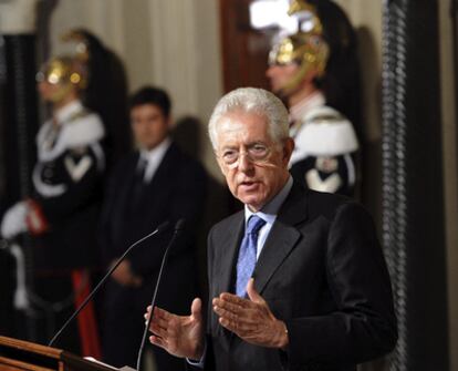 Mario Monti, encargado de formar Gobierno en Italia, tras su reunión con el presidente de la República, Giorgio Napolitano.