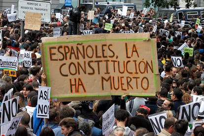 Gran número de personas en la Plaza de Neptuno tras partir desde la plaza de Cibeles, en dirección al Congreso de los Diputados