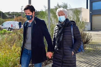 El Torero José Antonio Canales Rivera y Teresa Rivera  abandonan  el Tanatorio por el torero José Rivera "Riverita" en Barbate. 22 de Enero de 2021