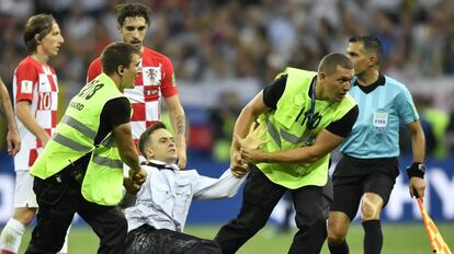 Piotr Verzilov é retirado de campo durante a final da Copa do Mundo da Rússia, em 15 de julho.