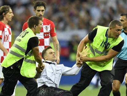 Piotr Verzilov é retirado de campo durante a final da Copa do Mundo da Rússia, em 15 de julho.