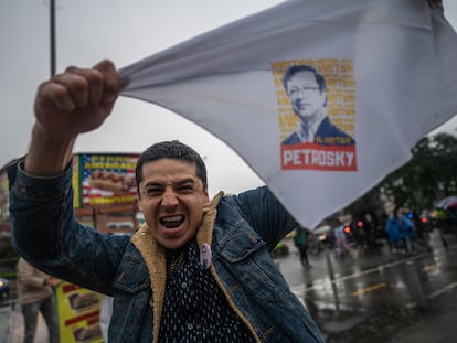 Seguidores de Gustavo Petro celebran su triunfo en Bogotá, Colombia.