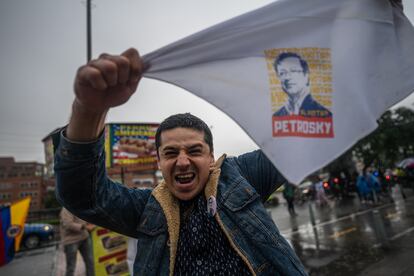 Seguidores de Gustavo Petro celebran su triunfo en Bogotá, Colombia.