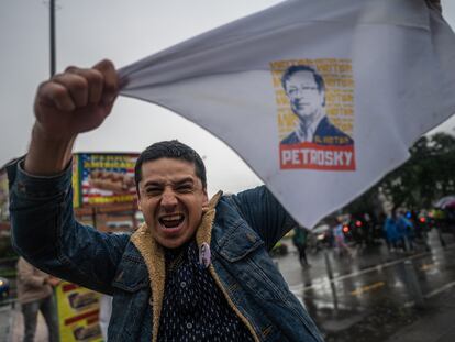 Seguidores de Gustavo Petro celebran su triunfo en Bogotá, Colombia.