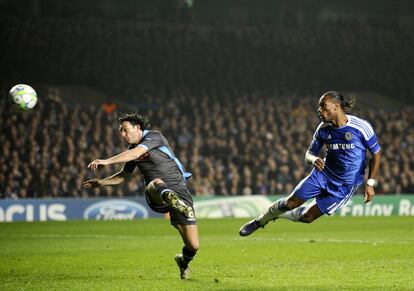 Drogba marca de cabeza el primer gol ante el Nápoles, al que venció por 4 a 1 en la vuelta de los octavos de final. En la ida los 'blues' perdieron por 3 a 1.